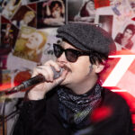Cantor da banda Mariatchis em um show