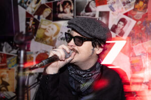 Cantor da banda Mariatchis em um show