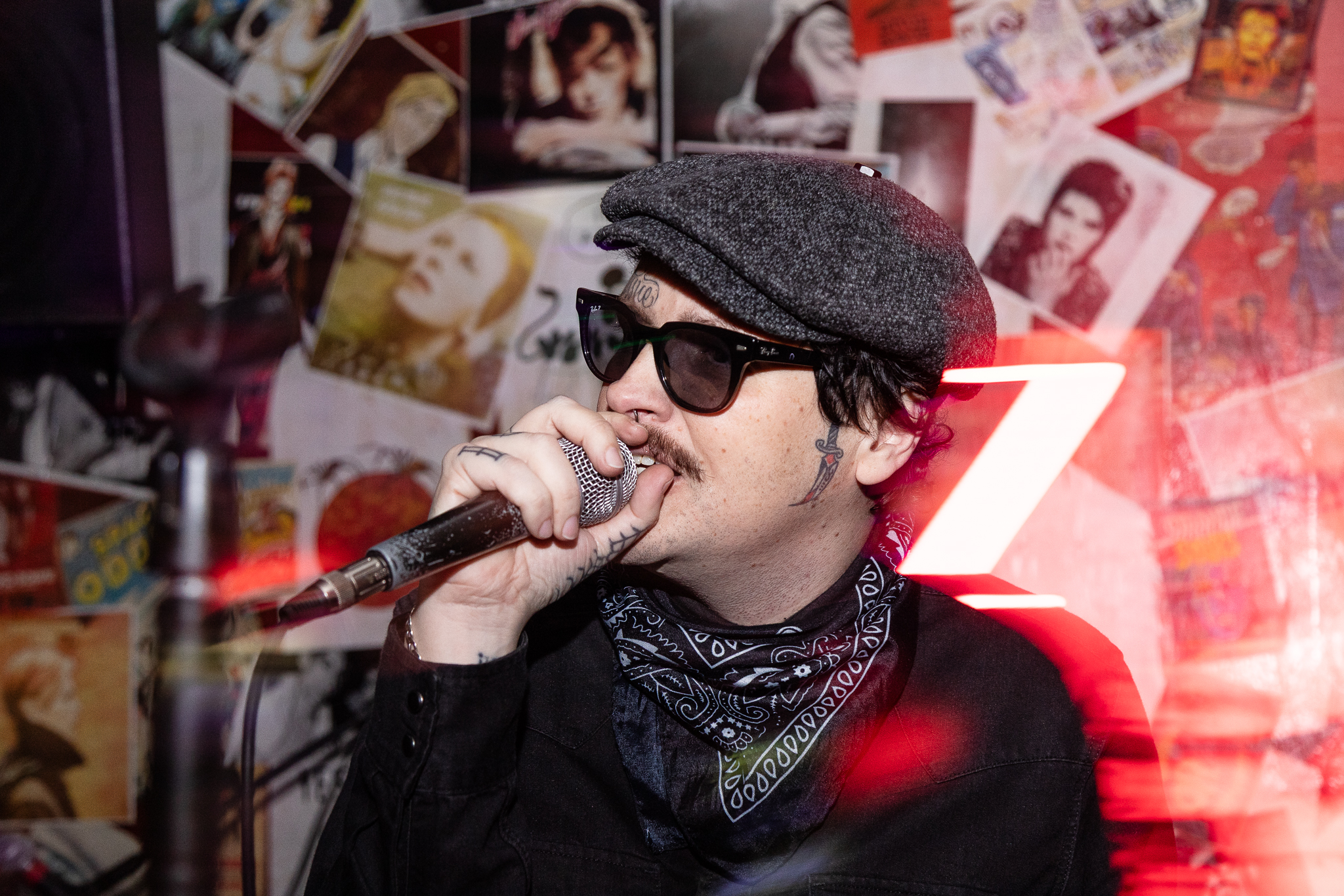 Cantor da banda Mariatchis em um show